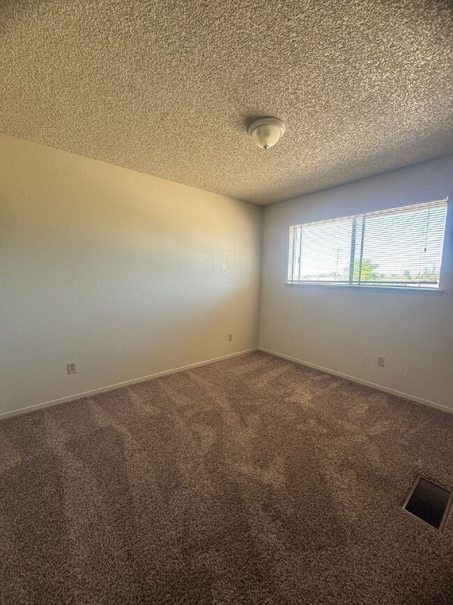 Building Photo - Two Bedroom Townhome Available mid-November