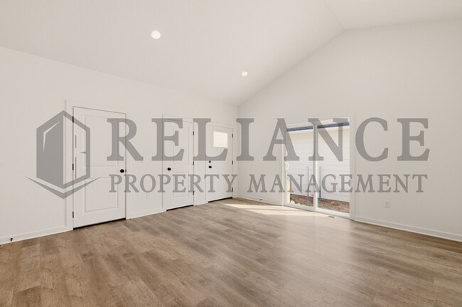 Building Photo - 5247 N Pinecrest Ct