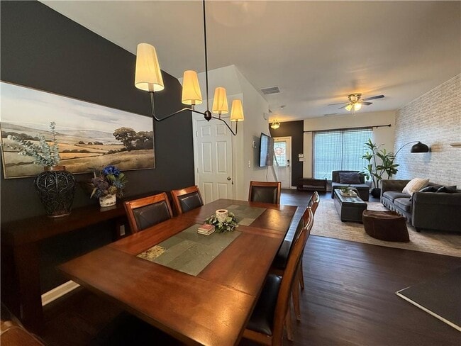 Building Photo - 1524 Cove Creek Cir