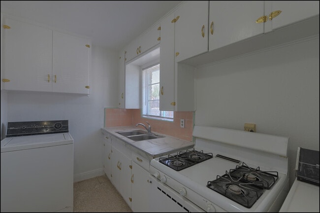 Building Photo - 810 Heisig Ave