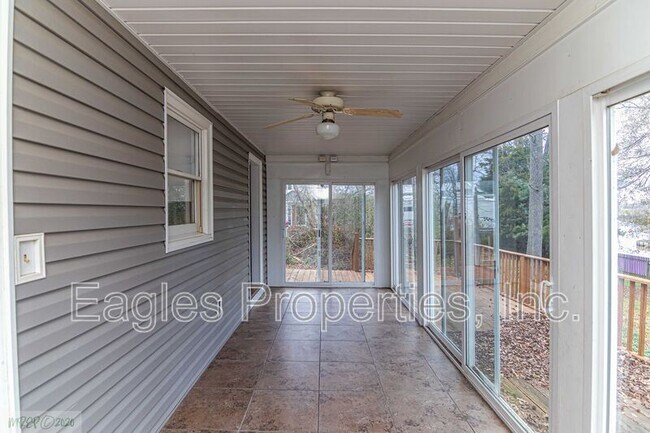 Building Photo - 100 Lakeshore Ct