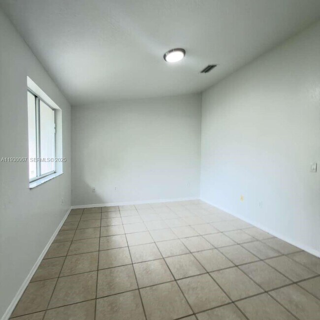 Building Photo - 1692 SE 9th Ave