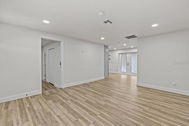 Building Photo - 7480 Hobson St NE