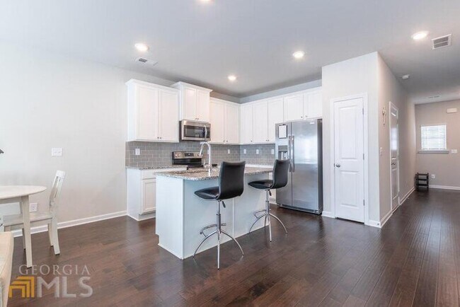 Building Photo - 3506 Lakeview Crk