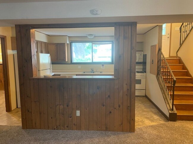 Building Photo - 4 Bedroom 2 Bath Home Available for Rent i...