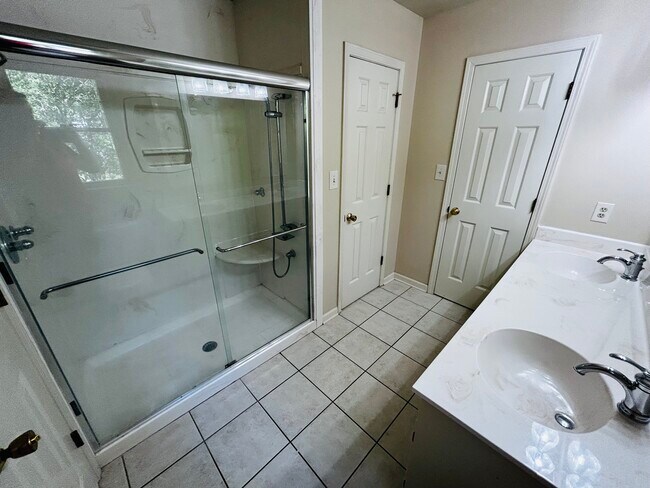 Building Photo - 709 Pineapple Pointe