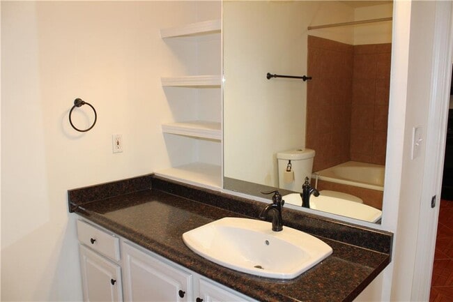 Building Photo - 1101 Juniper St NE