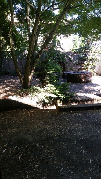 Building Photo - 2005 SE Taylor St