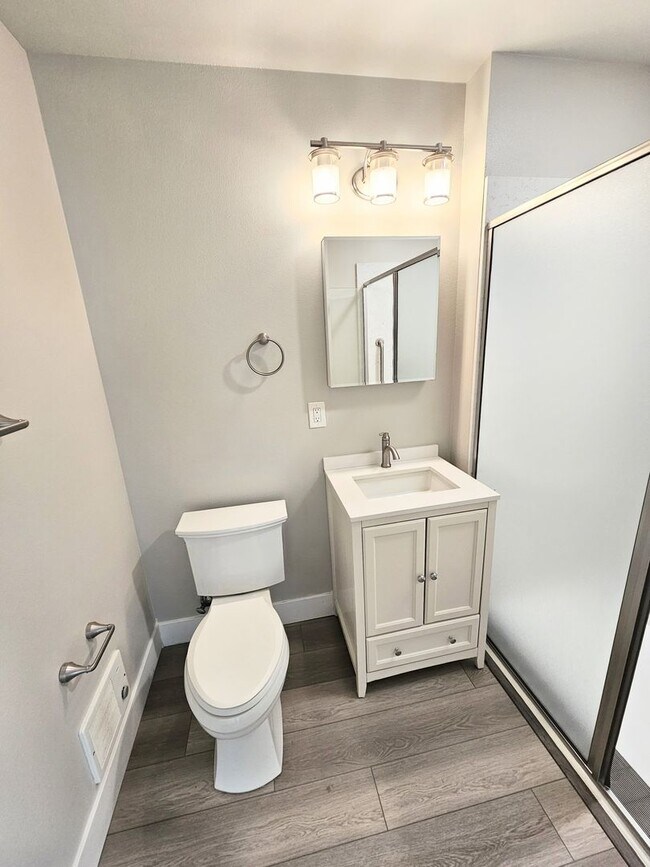 Building Photo - **Nearly new 1-Bedroom Midtown Apartment f...