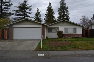 Building Photo - 3 bedroom  2 bath for rent