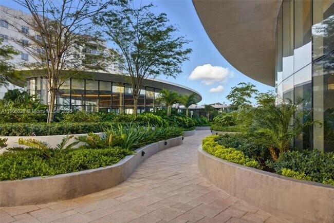 Building Photo - 700 NE 24th St