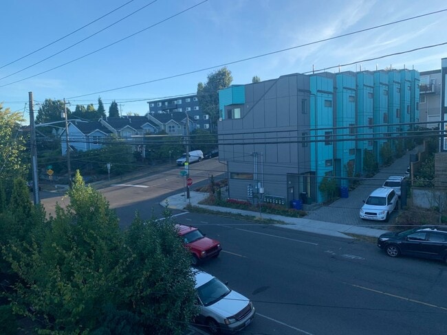 Building Photo - Capital Hill Row House ! 3 bed, 3 bath 194...