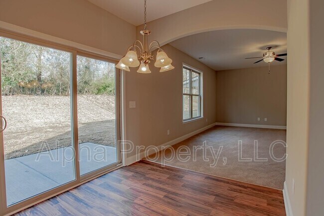 Building Photo - 104 Creekland Wy