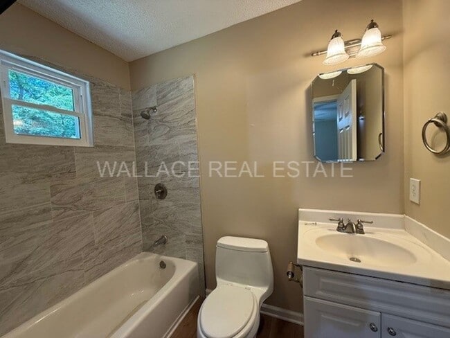 Building Photo - UPDATED 4 BEDROOM IN CRESTWOOD HILLS IN W. KNOXVILLE