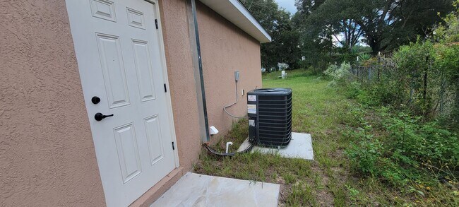 Building Photo - 3/2 Home No HOA Located In Ocala