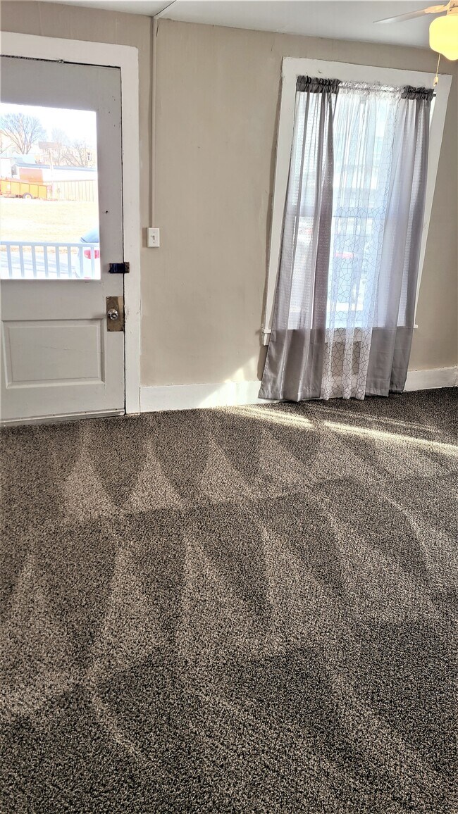 Building Photo - 319 N Sheridan St