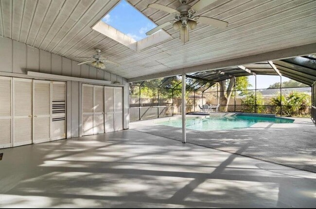 Building Photo - 8413 Shady Glen Dr
