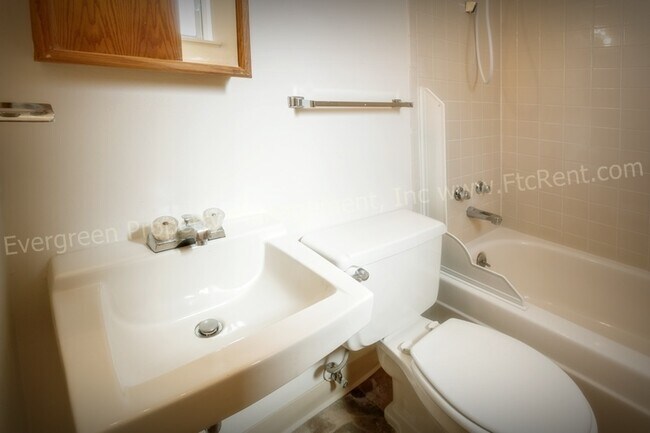 Building Photo - 2008 W Plum St