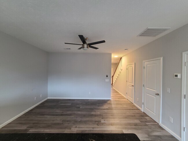 Building Photo - 607 Longfellow Ln