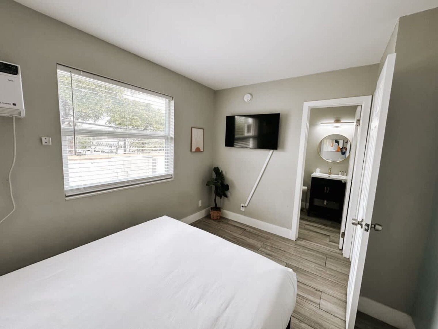 Building Photo - 50 Davie Blvd