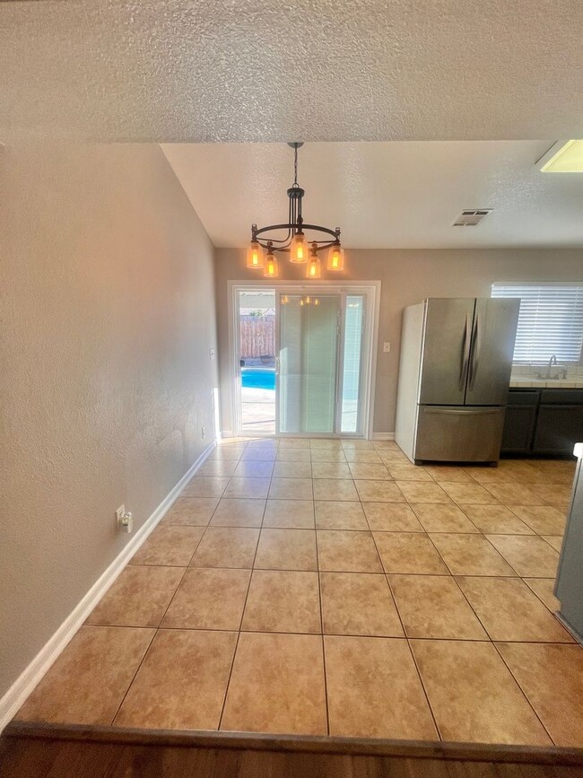 Building Photo - Charming 3-bed 2-bath home with a pool & pool service included!