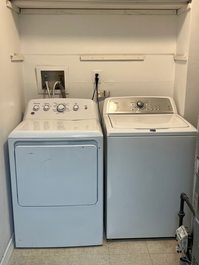 Building Photo - 27 Lindsey Ct