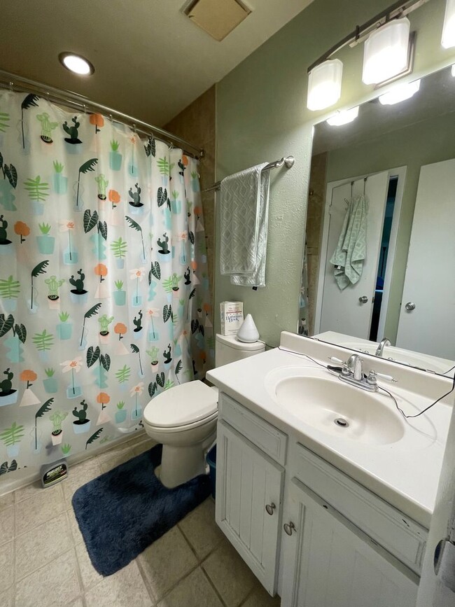 Building Photo - Cozy 4B/2B Unit With Views In East Boulder...