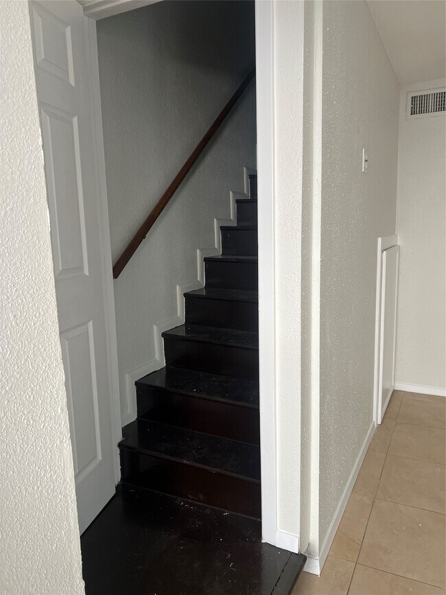 Building Photo - 6111 Beverly Hill St