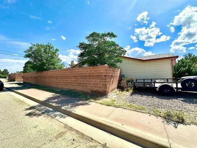 Building Photo - Welcome to this 3 BD, 2 Bth home situated on a corner lot!!