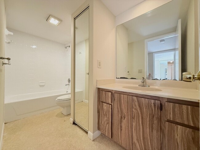 Building Photo - 810 8th Way