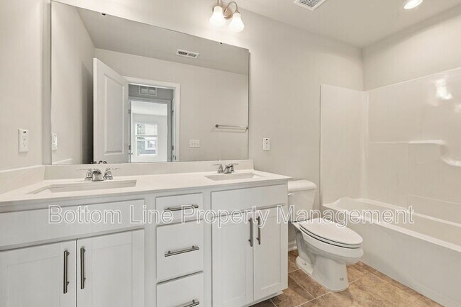 Building Photo - 5811 Woodlawn Dr