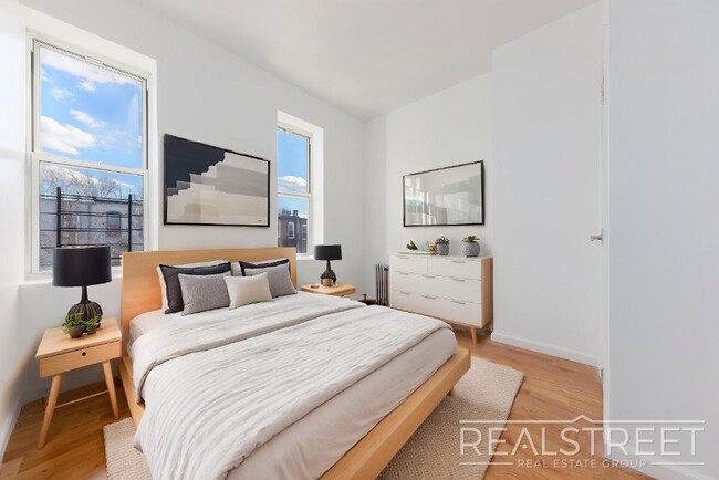 Building Photo - Lovely 4 BED Floor Thru in Bushick Townhouse