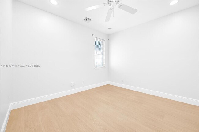 Building Photo - 742 NE 7th Ave