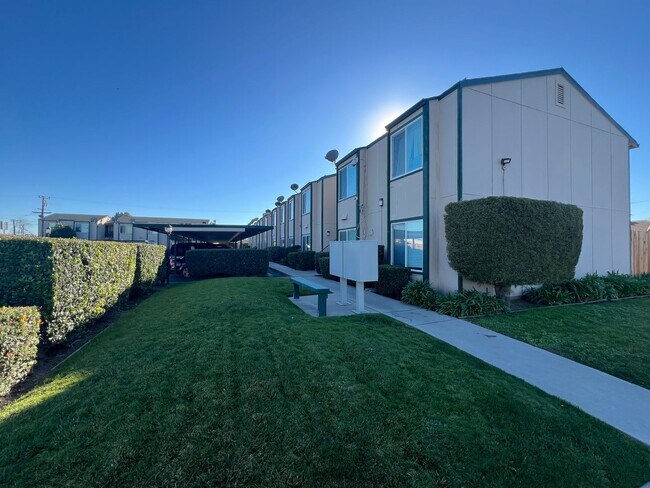 Building Photo - Two-bedroom upstairs apartment in Riverbank!