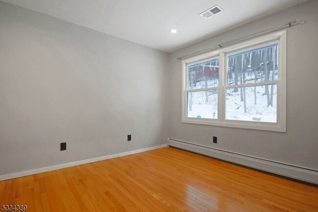 Building Photo - 519 E Shore Trail