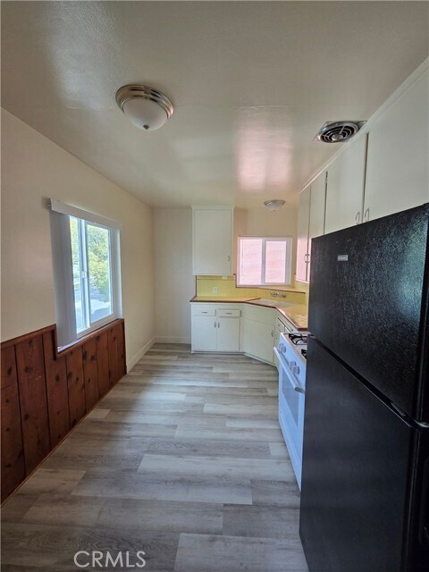 Building Photo - 502 E Cypress Ave
