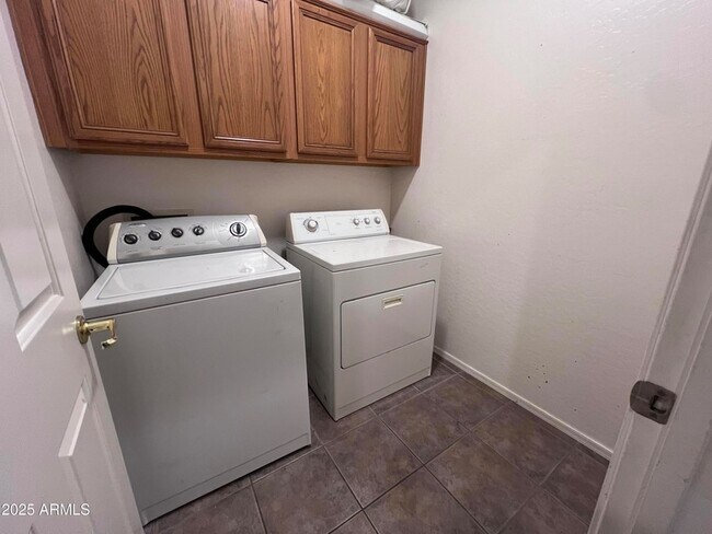 Building Photo - 1961 E Shannon St