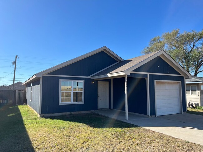 Building Photo - 3 bed / 2 bath 1 car garage in East Lubbock!