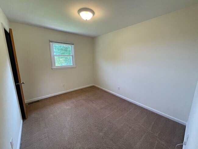 Building Photo - Dublin, 3 BR / 1 BA Available 11/17