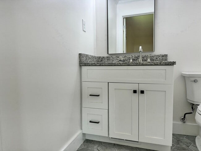 Building Photo - Renovated 3 BR Home in the Heart of Murfreesboro