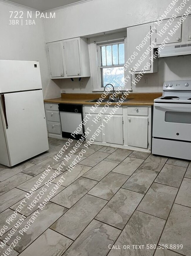 Building Photo - 722 N Palm-