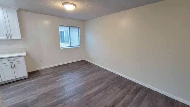 Building Photo - 6 Bedroom 3 Bath Two Story House with REMODELED Kitchen and Bathrooms Available Now!