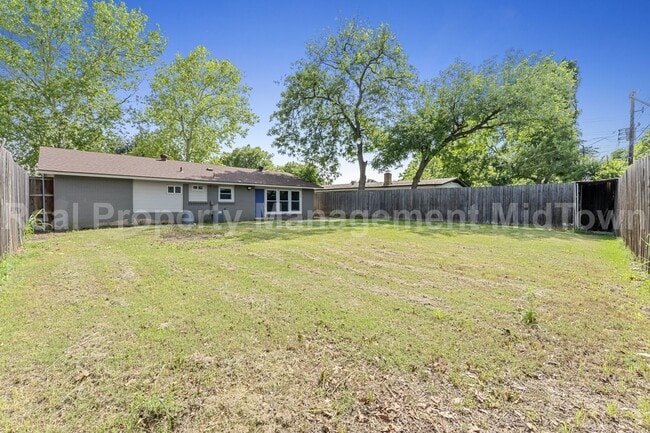Building Photo - Charming Home in Established Community