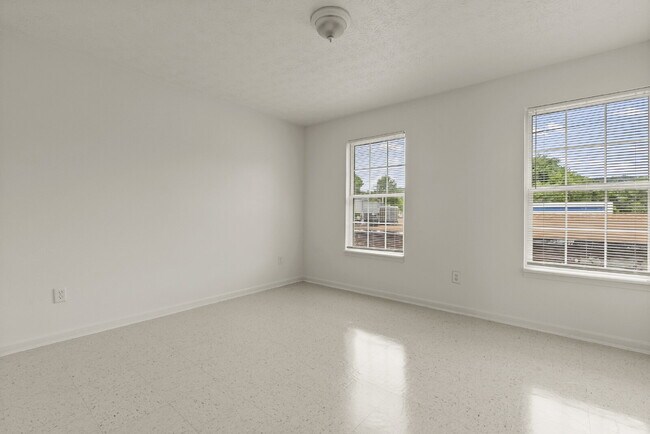 Building Photo - Charming Two Bedroom Townhome in South Louisville, Family-Friendly Neighborhood!