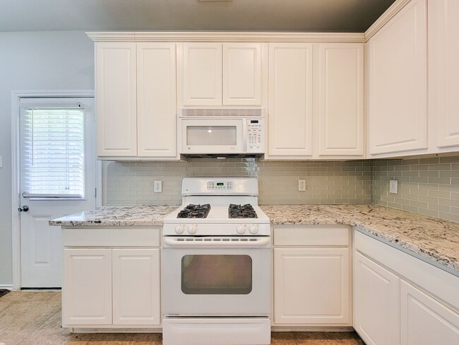 Building Photo - BEAUTIFUL 3 BEDROOM 2 BATH TOWNHOME THAAT ...