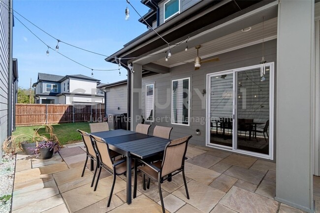 Building Photo - Beautifully Designed 3/2.5/2 Home in Fort ...
