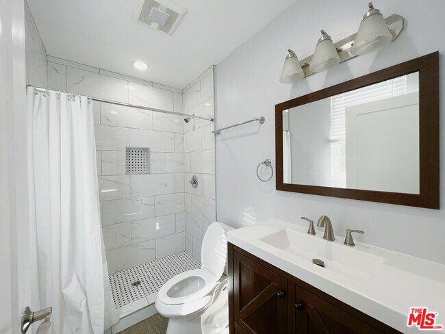 Building Photo - 2641 S Budlong Ave