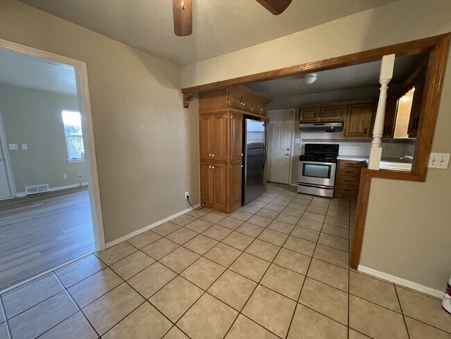 Building Photo - 3 Bed, 1 Bath Home with Large Corner Lot