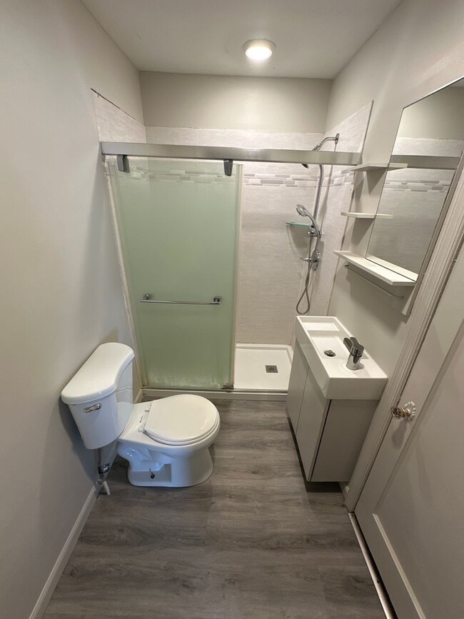 Building Photo - 3-bedroom ranch East York.