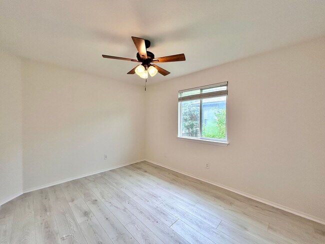 Building Photo - Beautiful 3/BR 2.5/BA Home with Modern Fin...